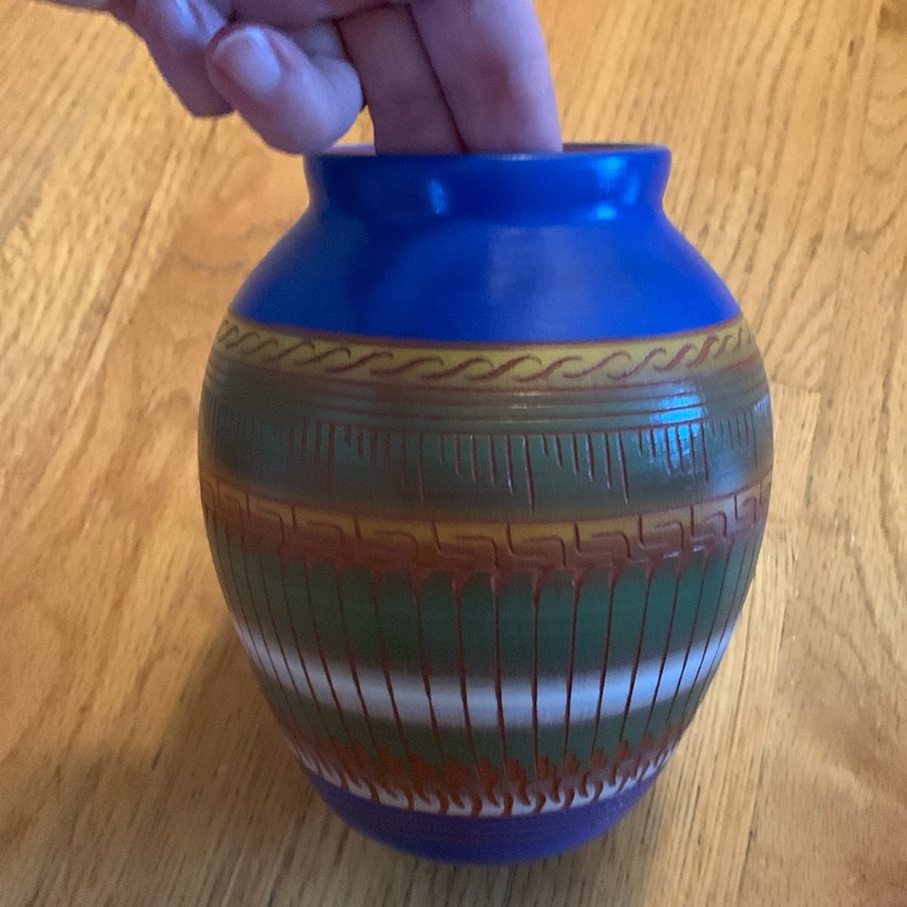 Navajo signed A. Doe 6” tall vase in like new condition vintage 80’s? - Picture 3 of 6